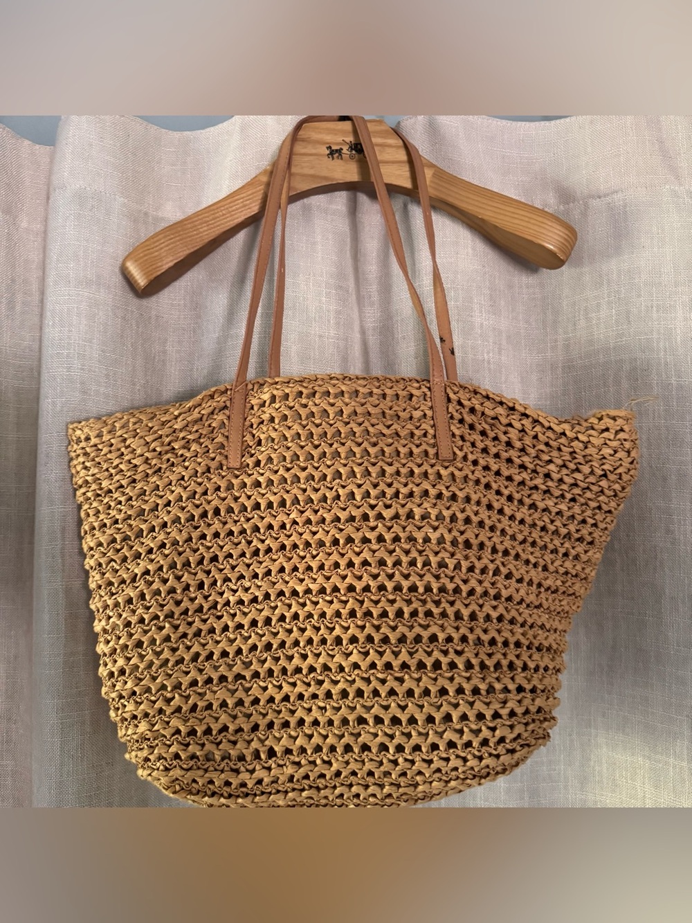 Tan straw shoulder bag
